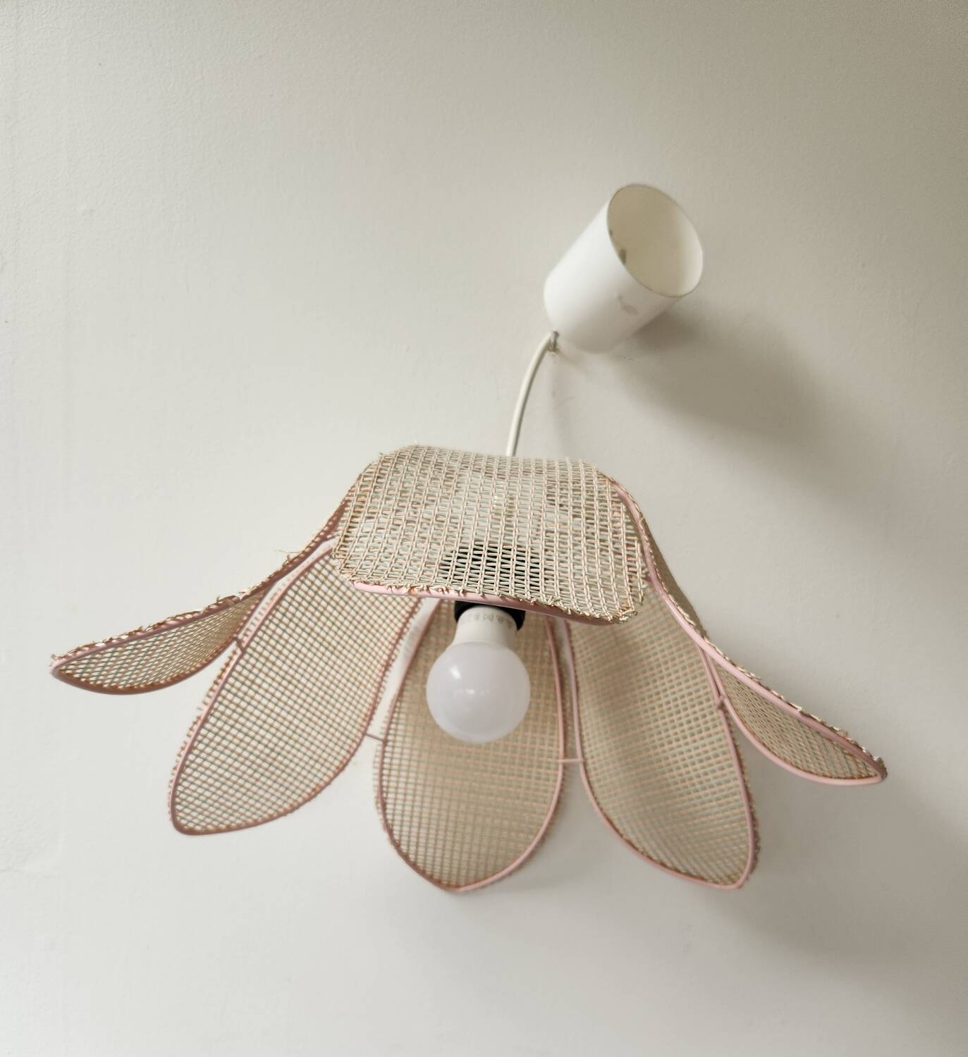Suspension fleur en rotin : vintage