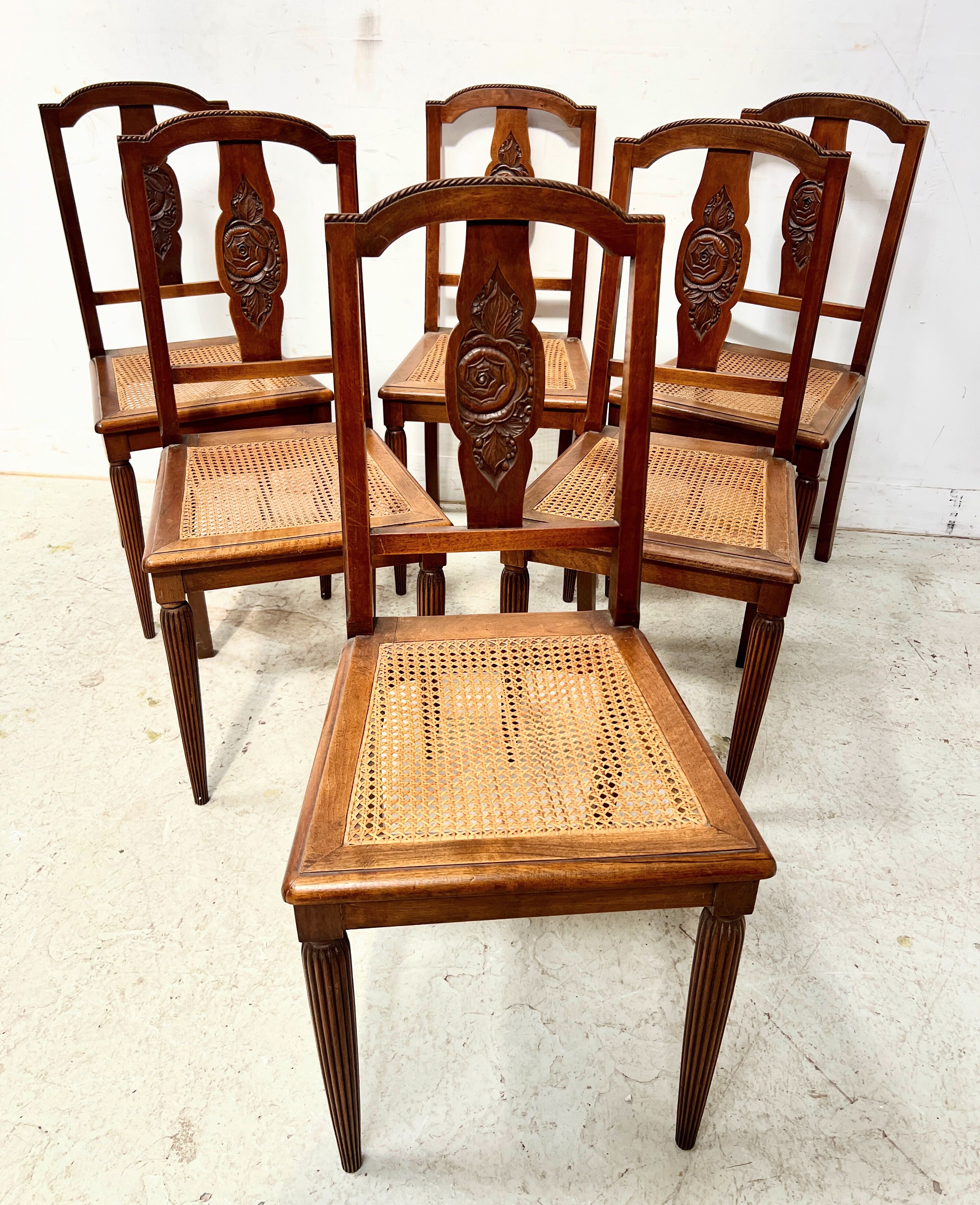 Set of six Art Deco chairs in solid walnut, 20th century.