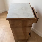 Table de chevet ancienne en bois massif et plateau marbre