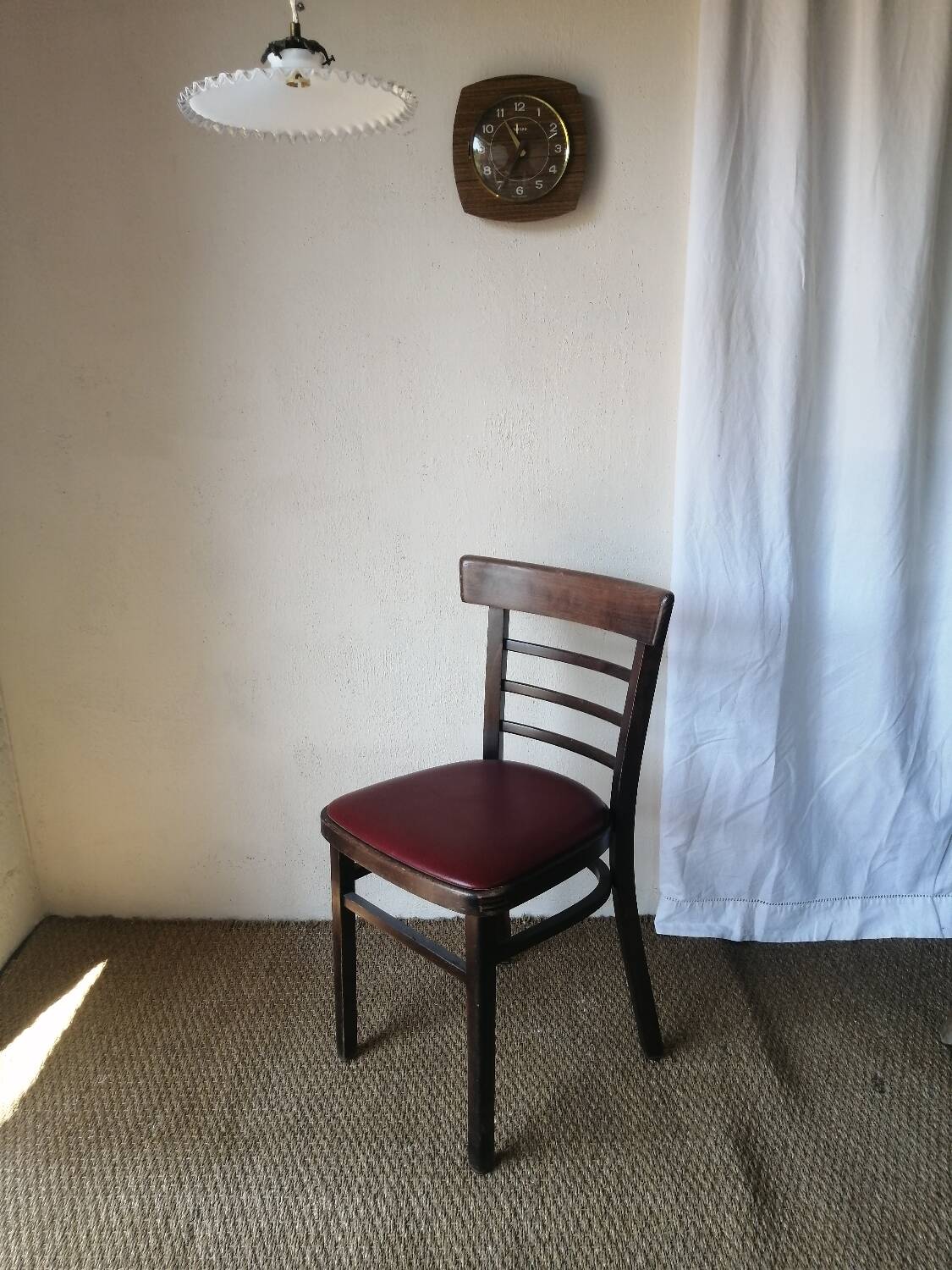 Lot de 4 chaises bistrot TON en bois courbé et assises en skaï rouge vintage.