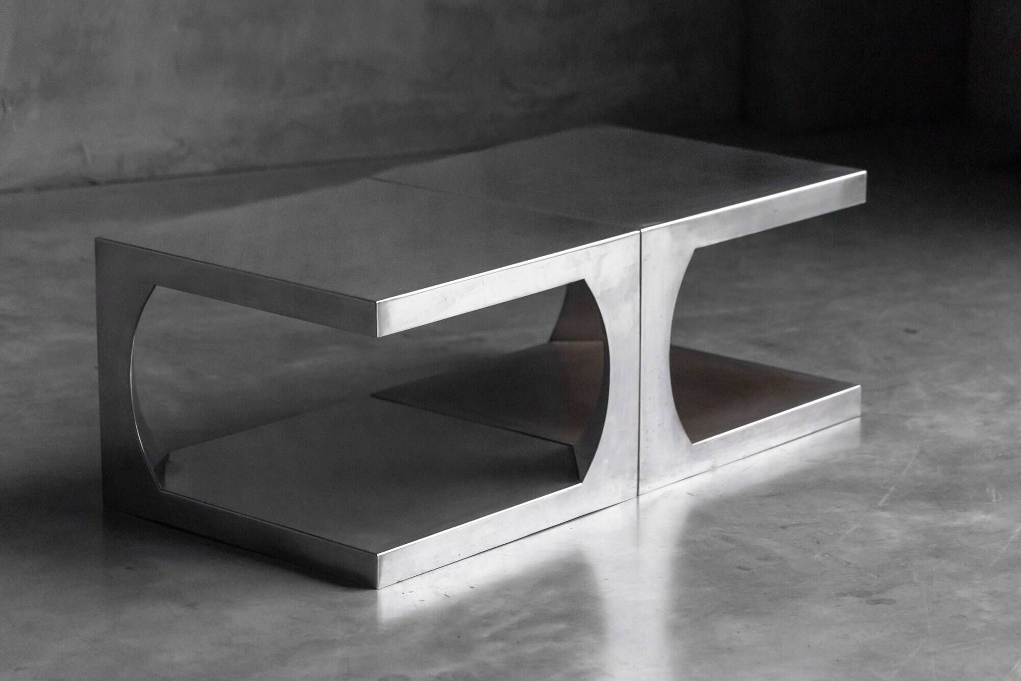 Tables d'appoint modernistes en aluminium, Italie, années 1970