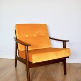 Fauteuil yougoslave restauré du milieu du siècle en jaune doré