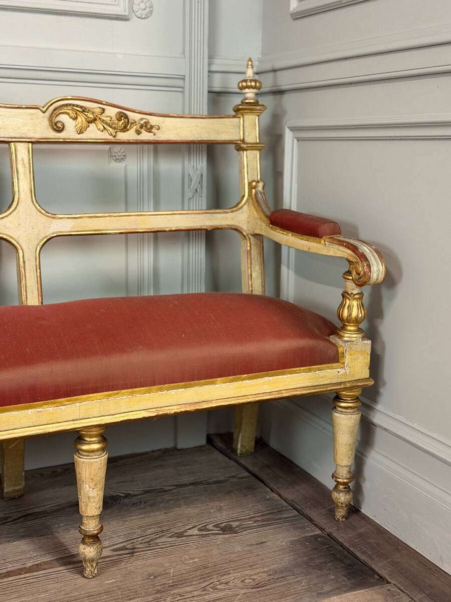 Carved wooden bench, gilded and painted, Italy around 1880, 510cm long.