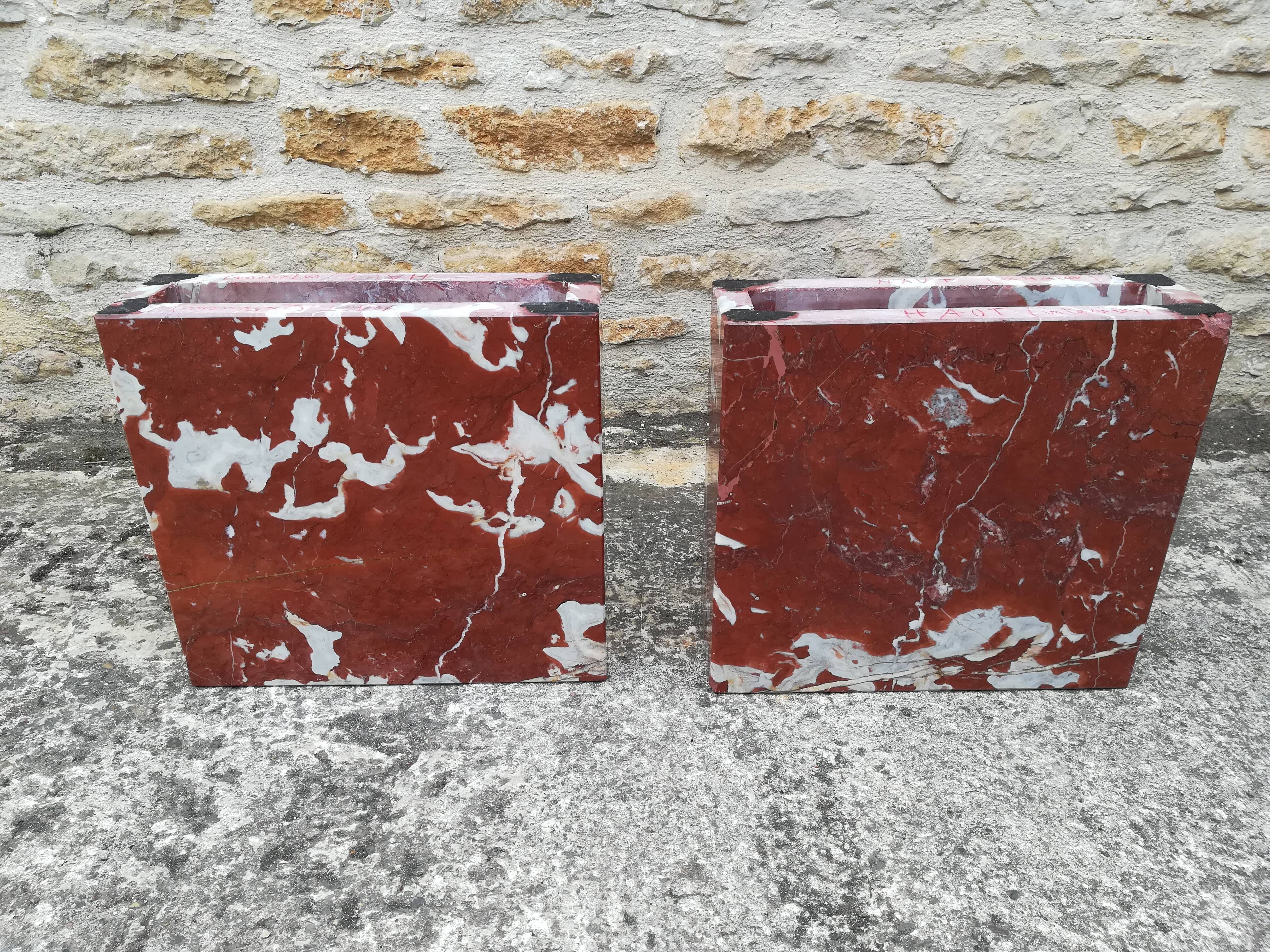 Table basse en marbre rouge
