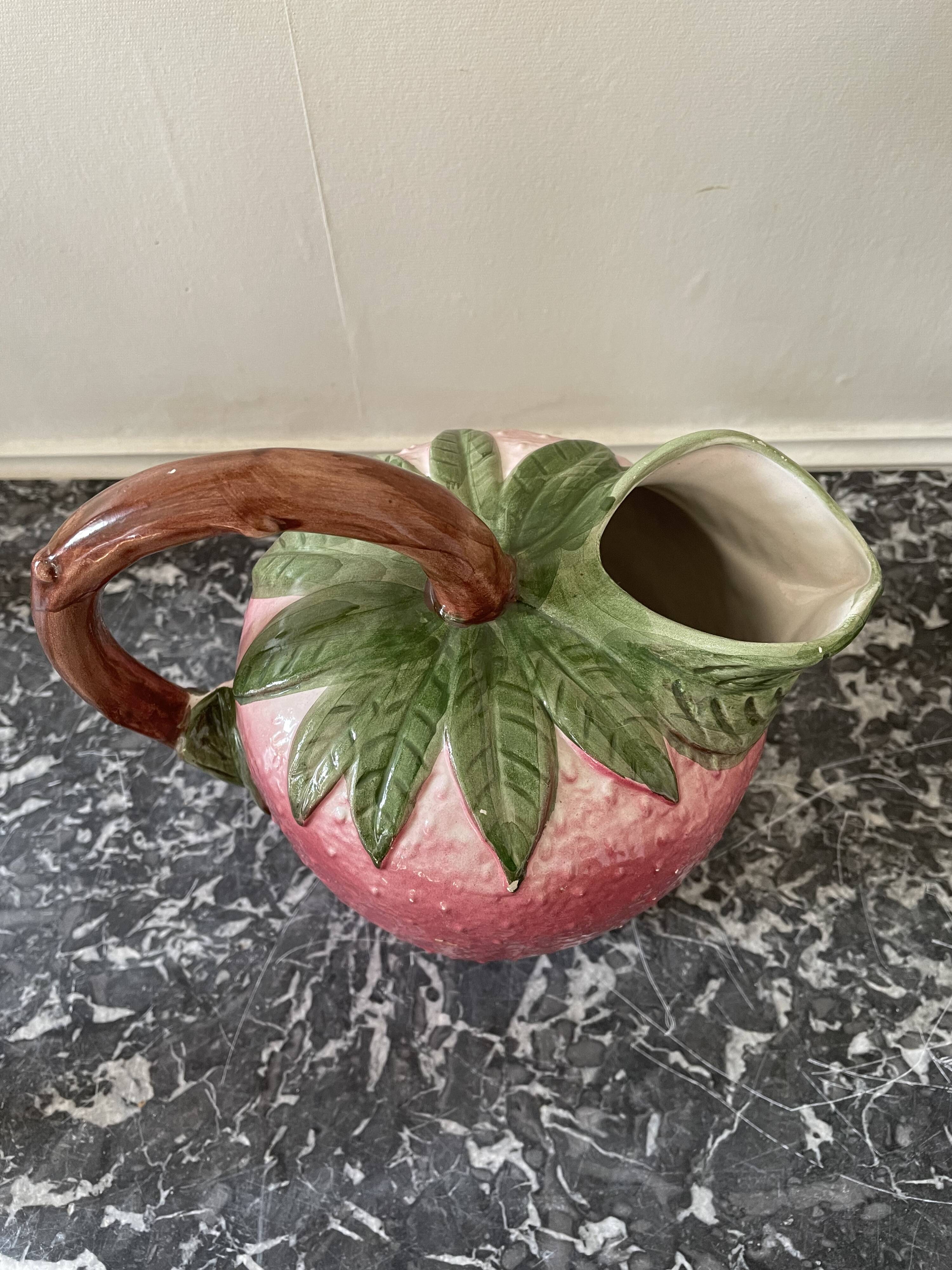 Strawberry-shaped slurry pitcher