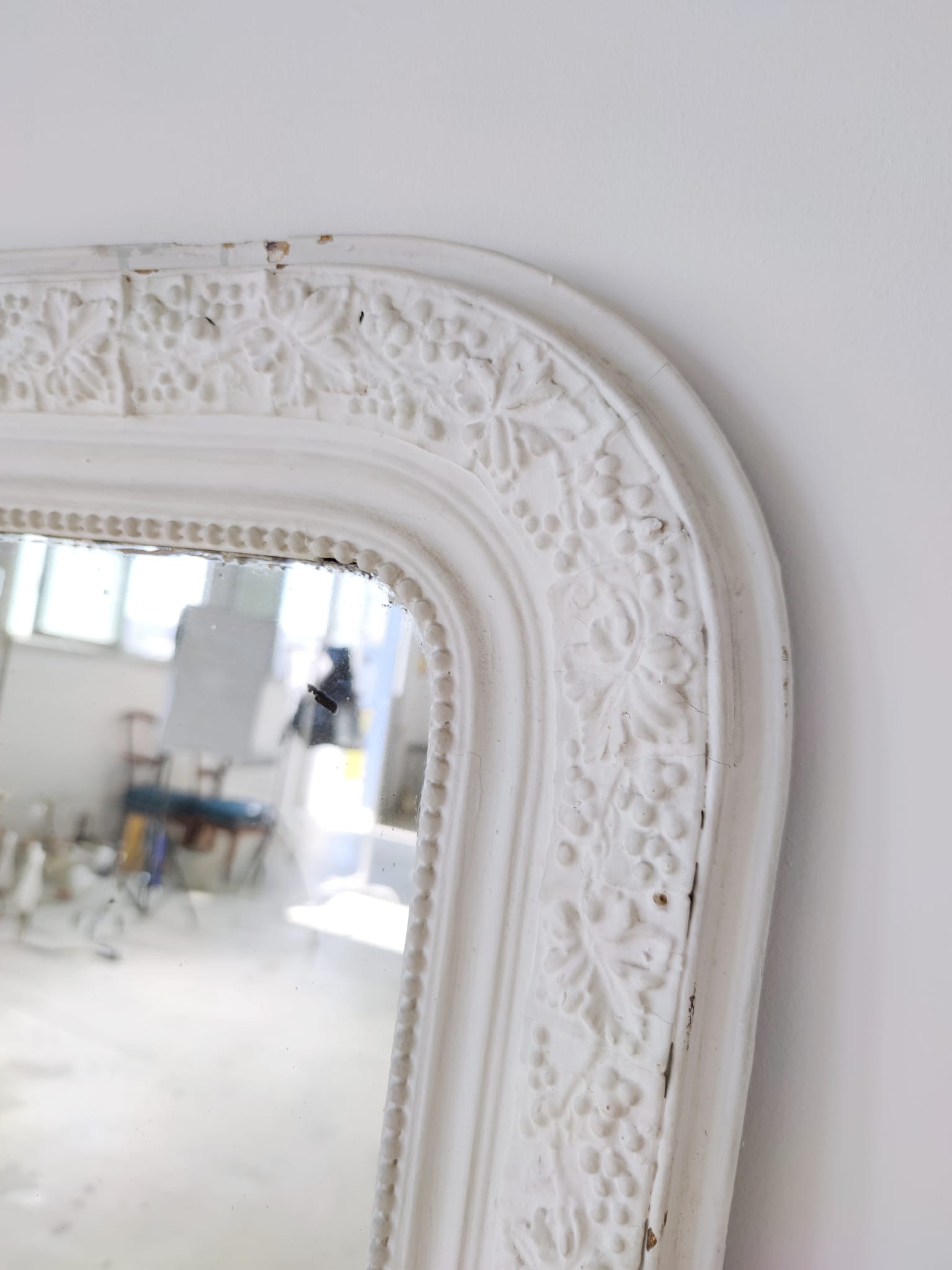 White lacquered wood mirror