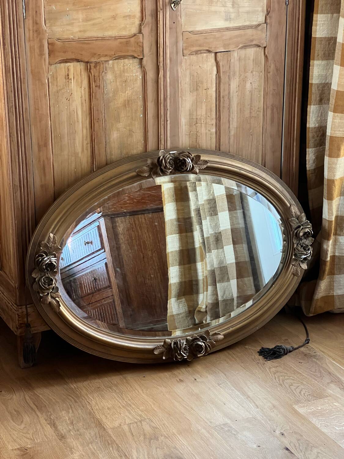 Oval gold mirror