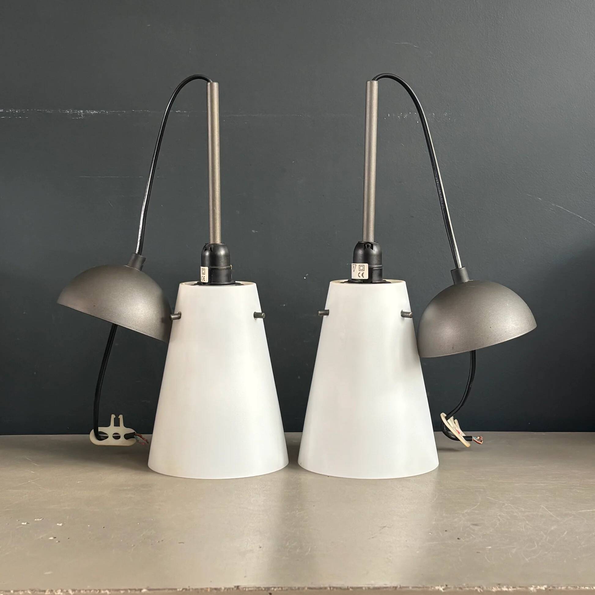 Paire de suspensions vintage conique en opaline percée