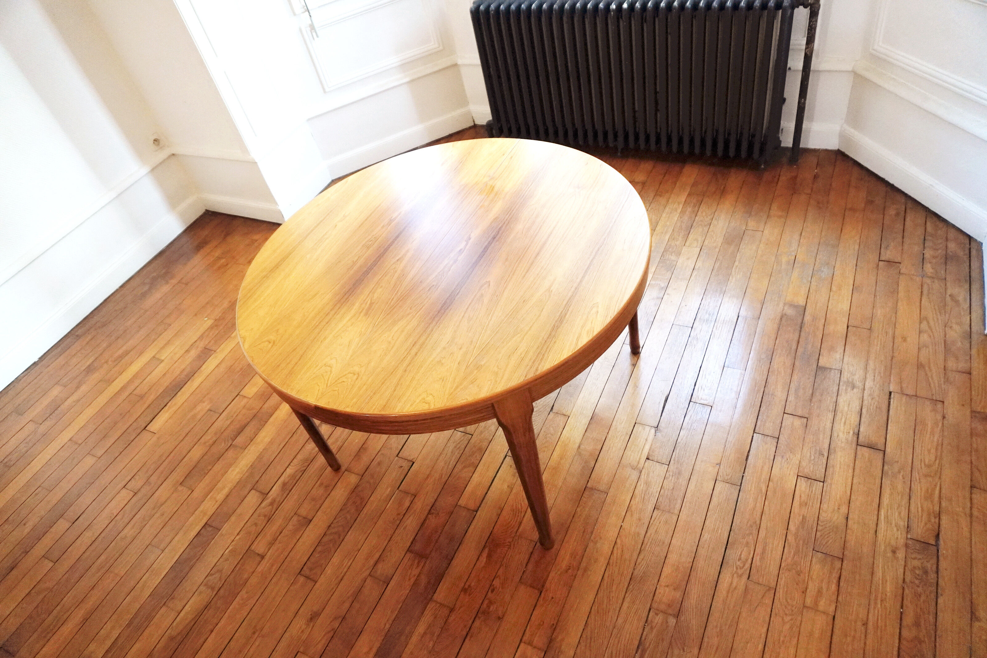 Baumann dining table