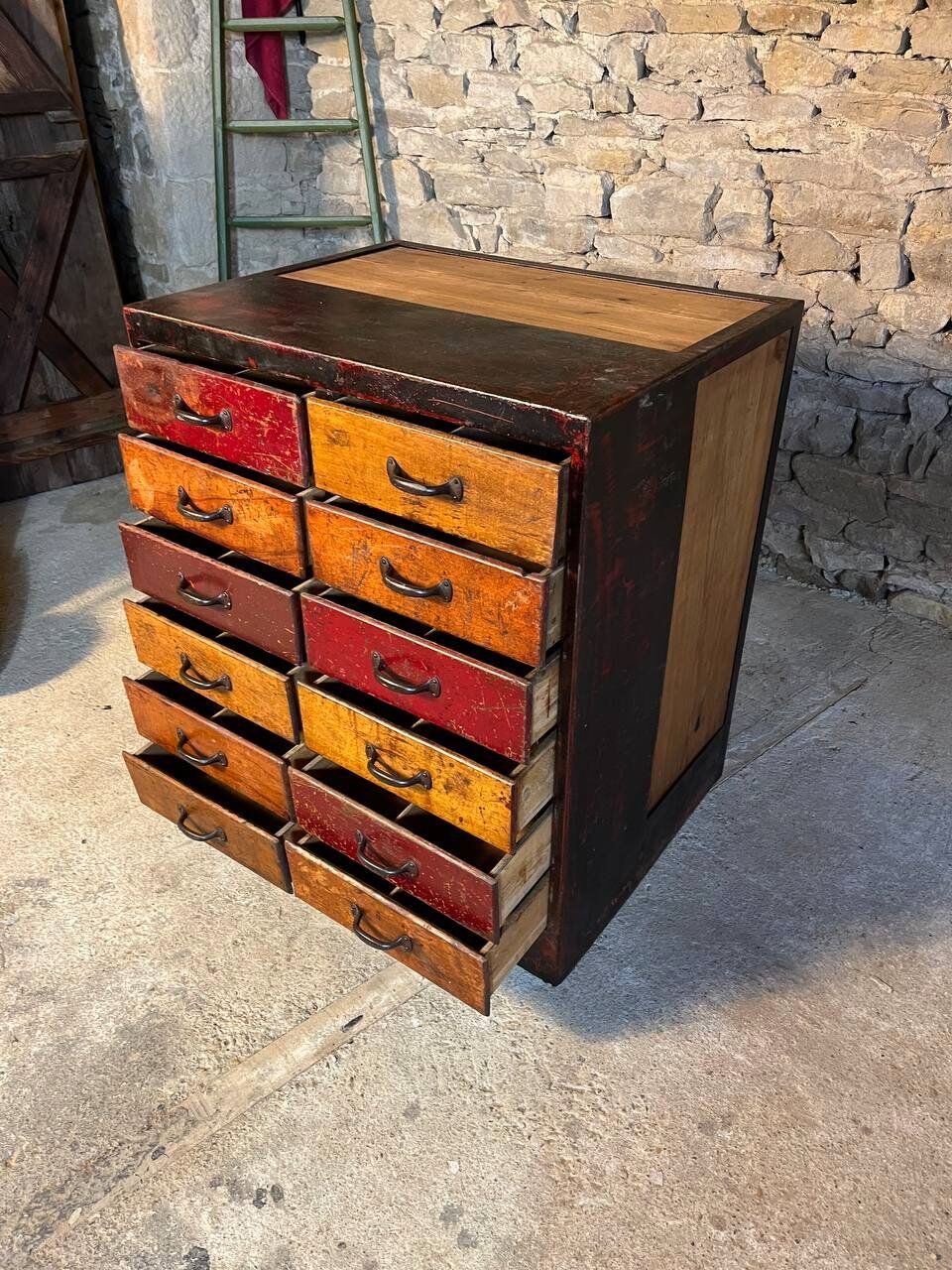 Workshop furniture with drawers