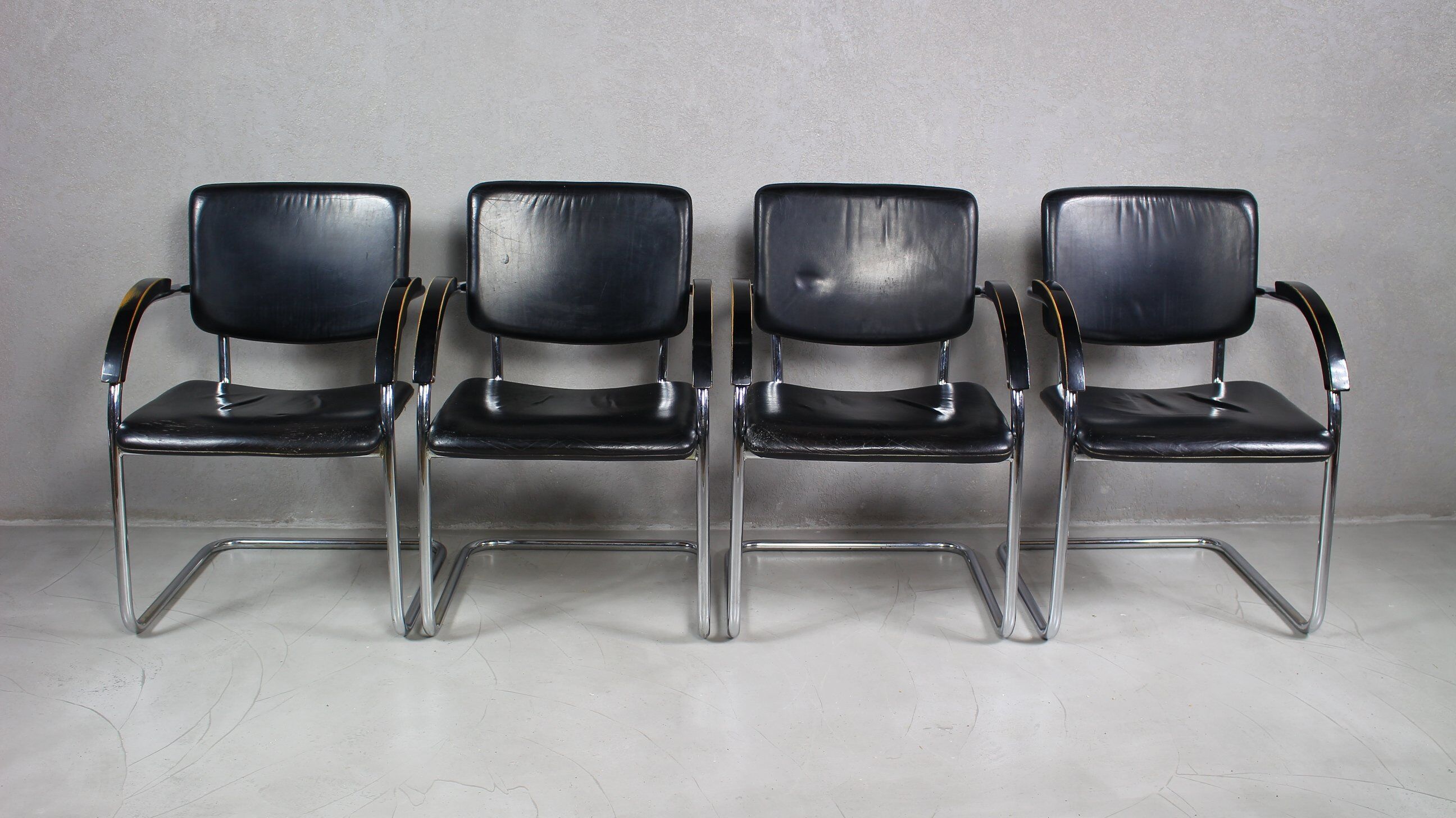 Set of 4 vintage tubular steel lounge chair