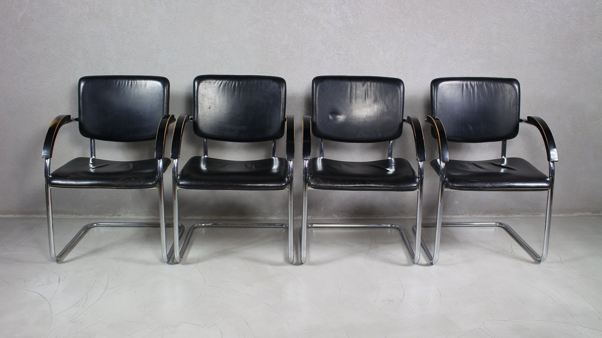 Set of 4 vintage tubular steel lounge chair