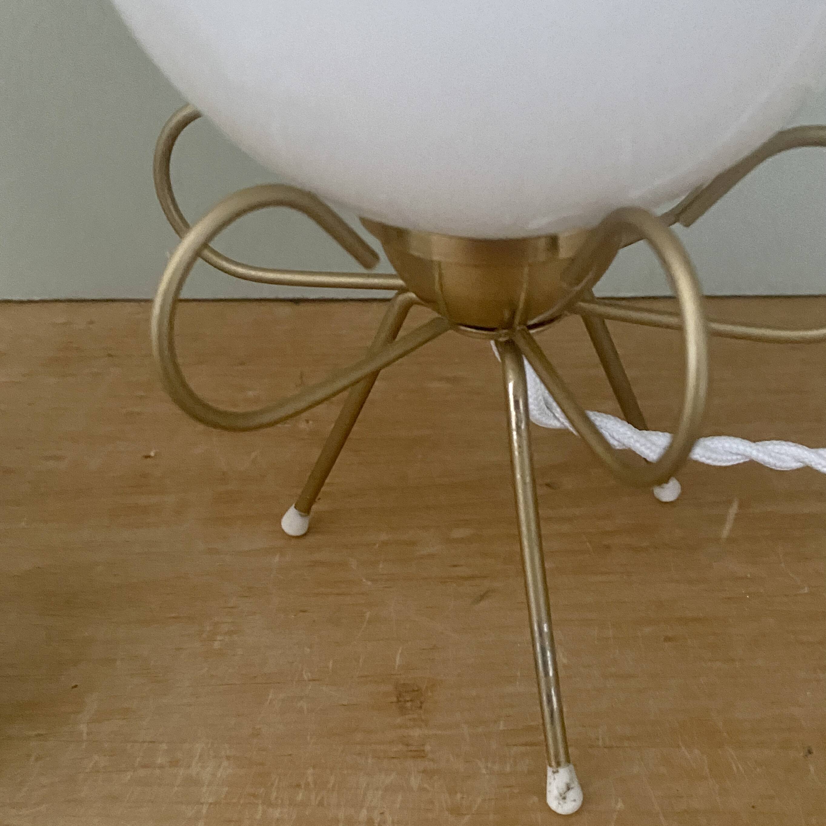 Vintage tripod lamp in brass and white opaline