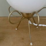 Lampe vintage tripode en laiton et opaline blanche