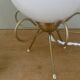 Lampe vintage tripode en laiton et opaline blanche