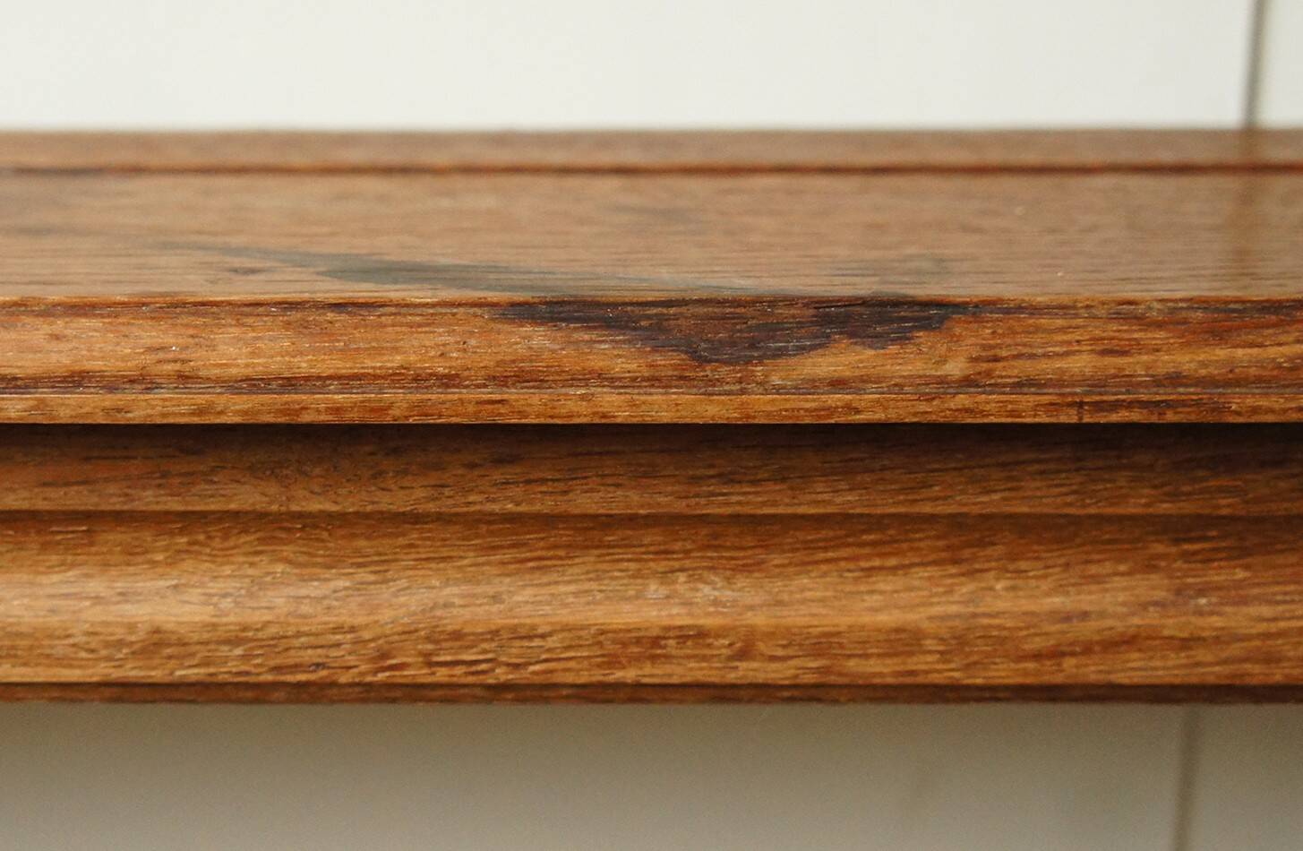 Raw solid wood shelf with 3 grooved levels