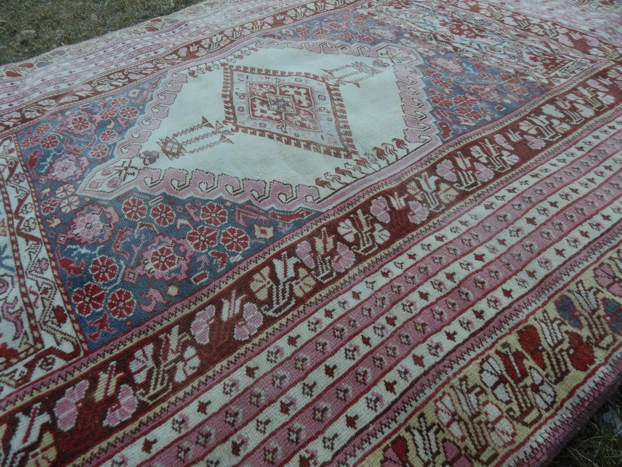 Vintage handmade Turkish rug 134x183 cm