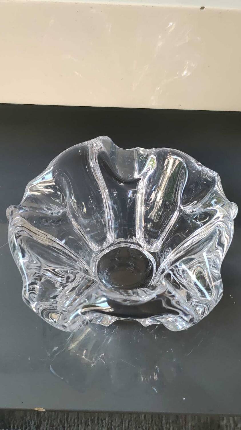 Empty Pocket/Organic floral shape ashtray/Corolla in transparent crystal. Baccarat style