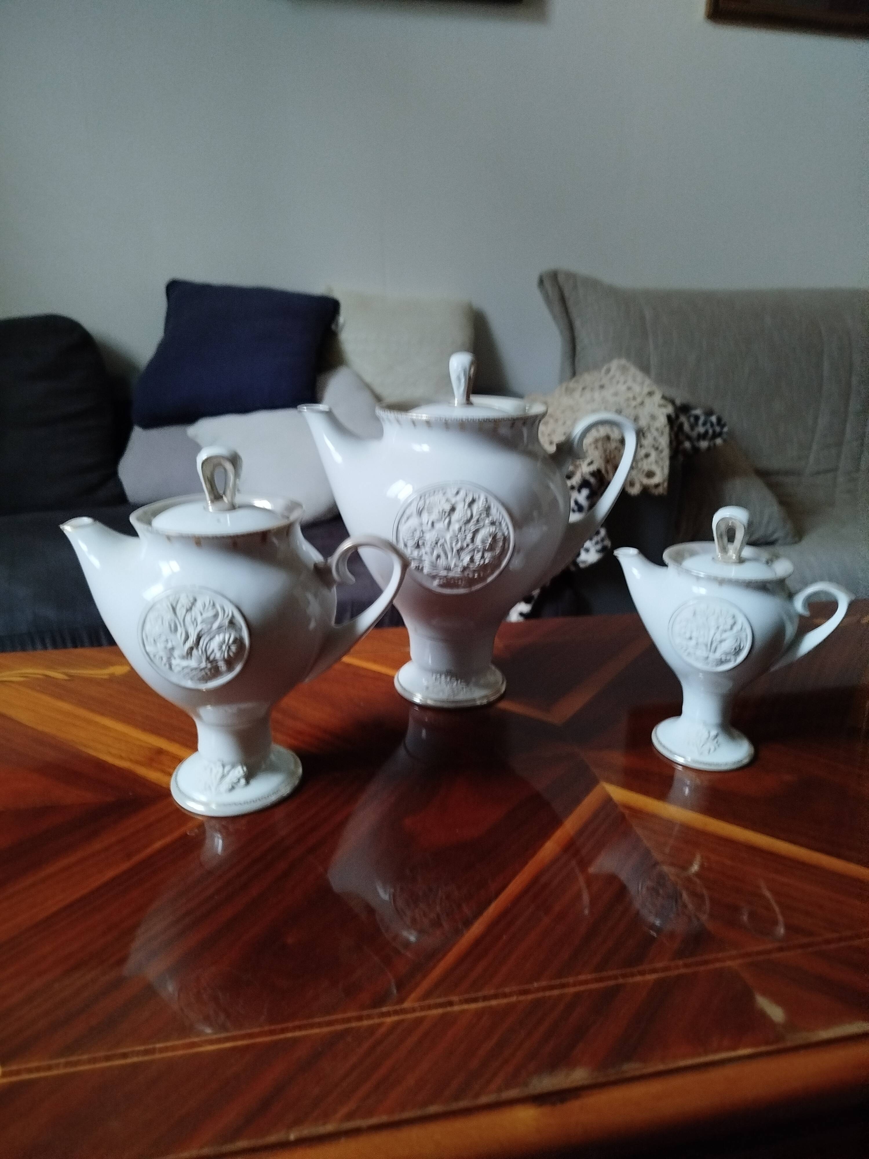 Service en porcelaine d’art relief 16 pièces signé DR – 1991 design studio