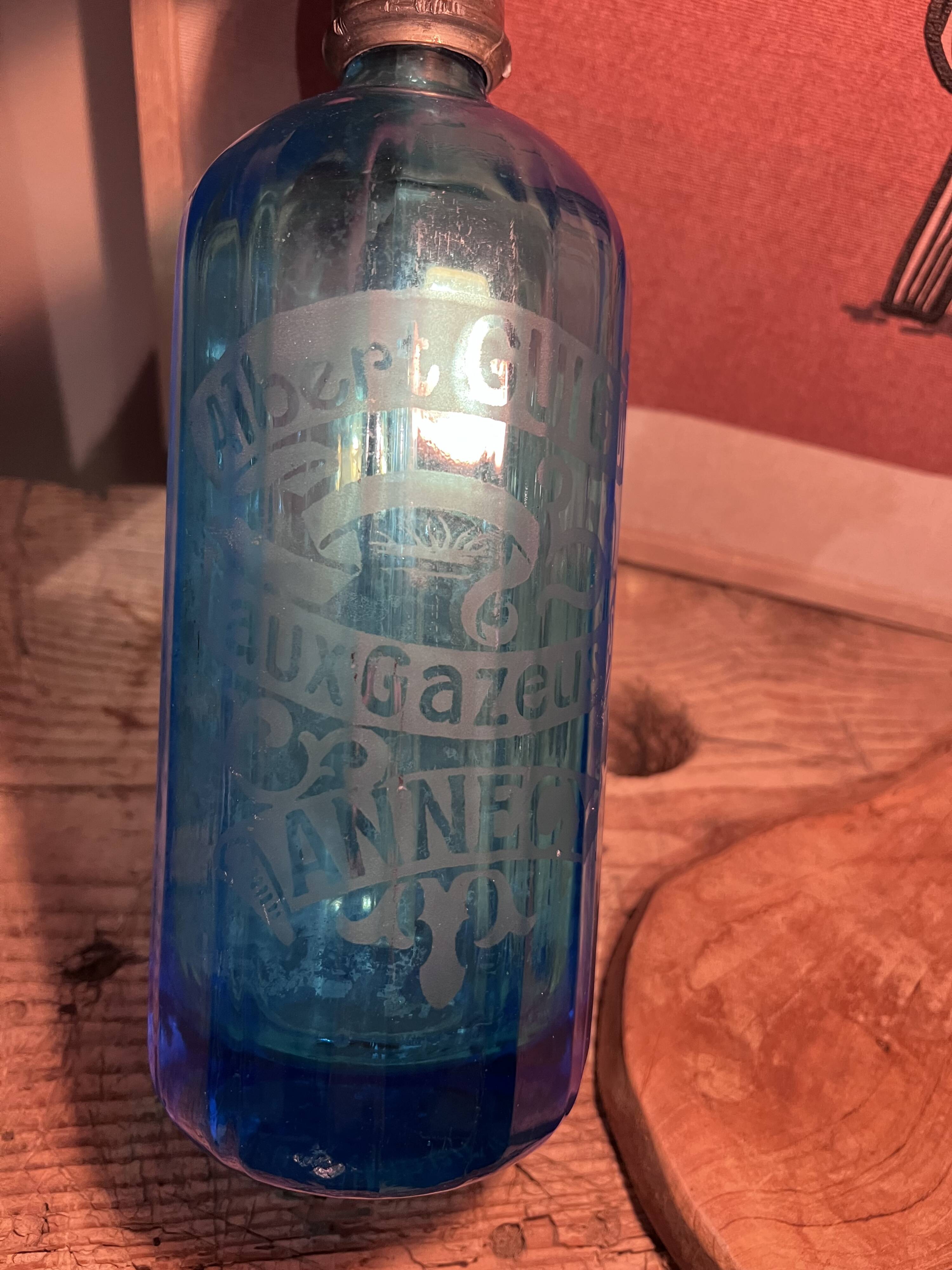 Siphon Albert Guigon Annecy with a blue pan, siphon for sparkling seltzer water.