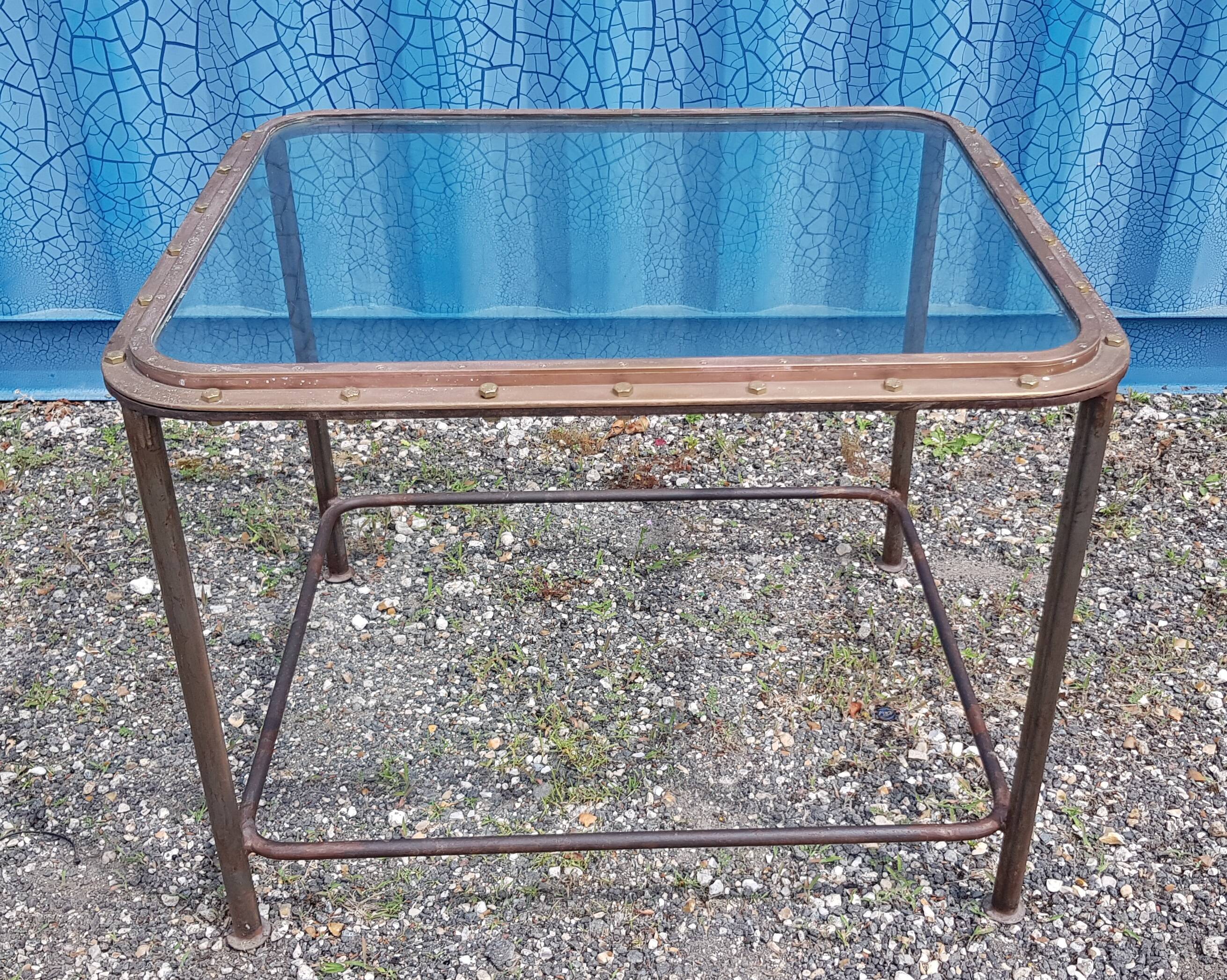 Table with an old ship porthole in brass and a metal base / 100 x 85 x 76 cm
