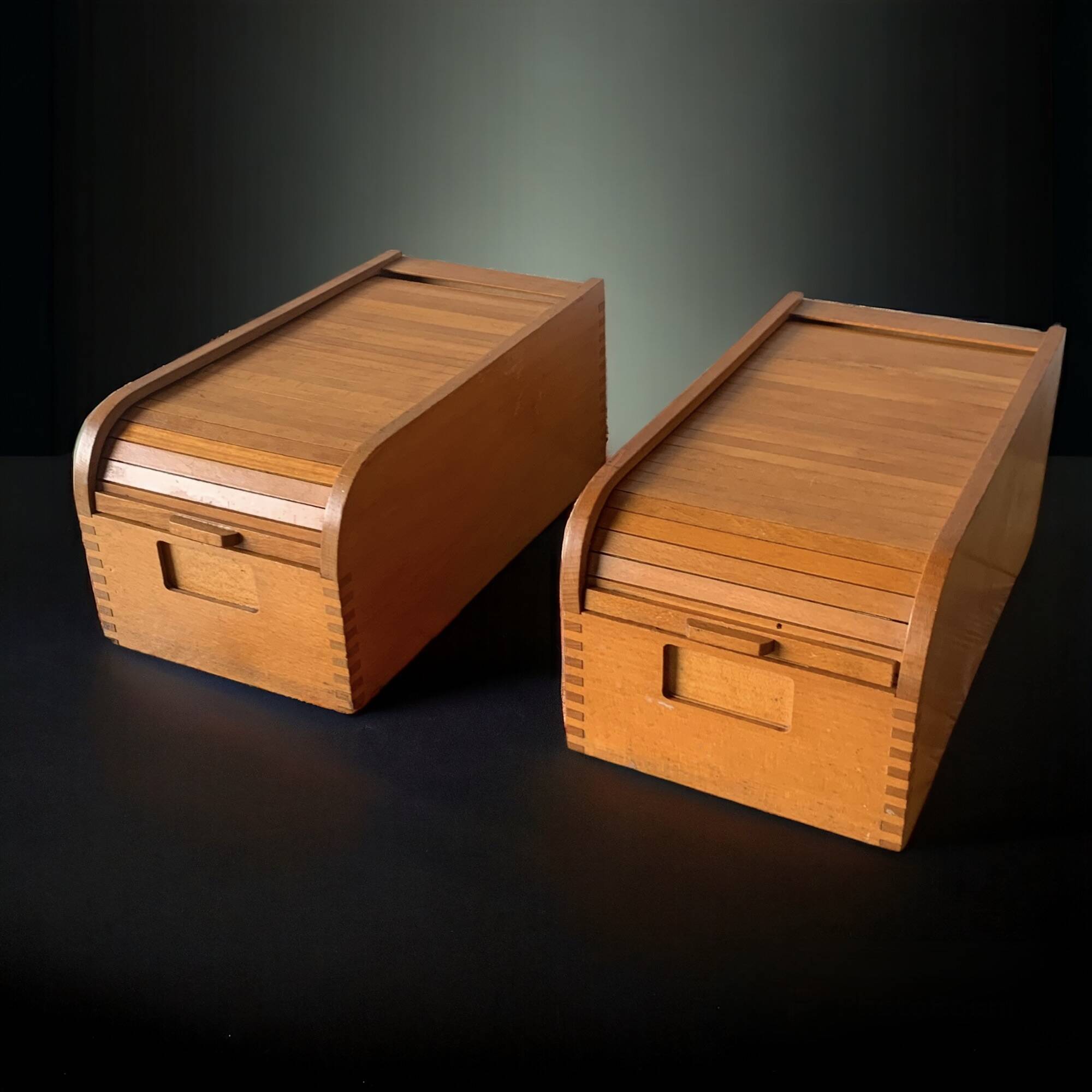 2 anciennes boîtes de classement en bois à volet