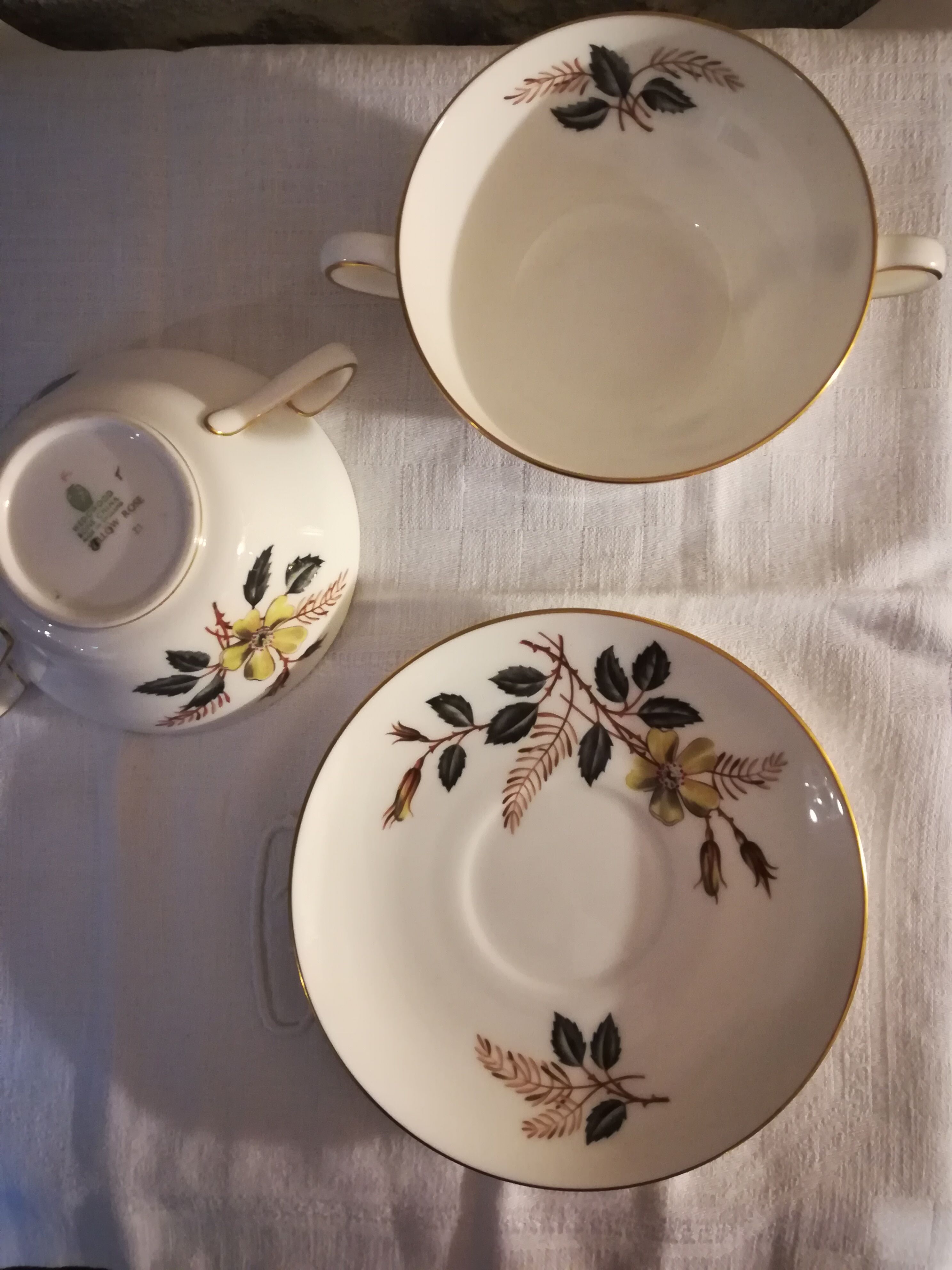 Serving to consume wedgwood bone china - yellow rose - 6 cups with under cups