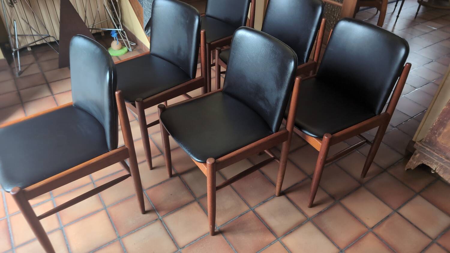 6 Chaises scandinaves teck et simili cuir 1960