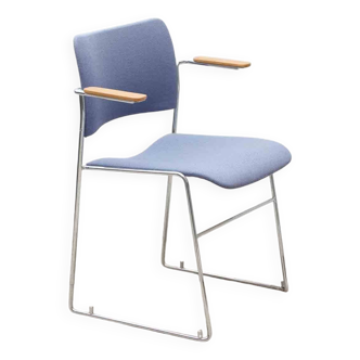 Chaise Howe 4/40 accoudoirs bleue et chrome par David Rowland