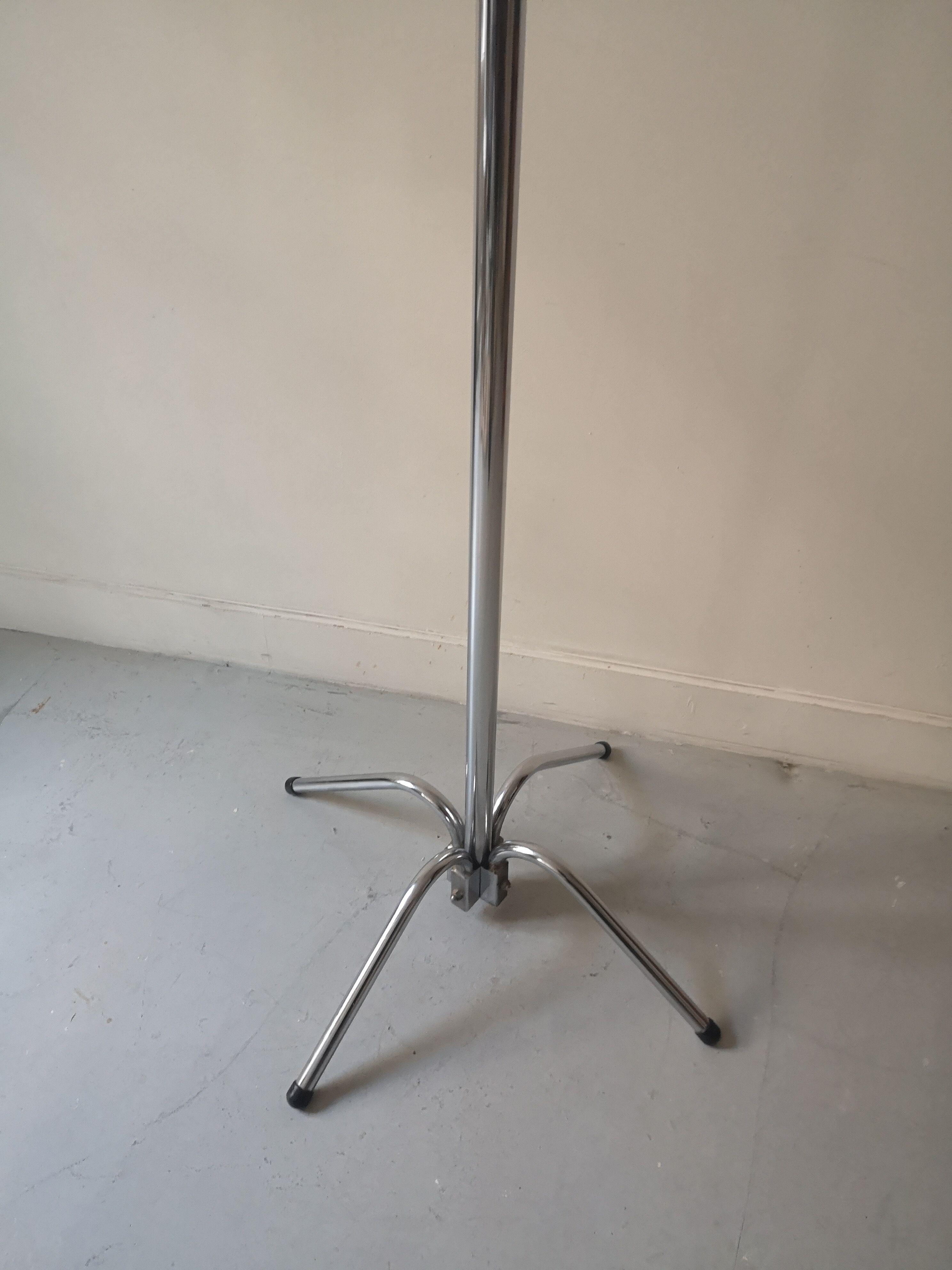 Rotatable parrot coat rack in chrome and wood, design 1970