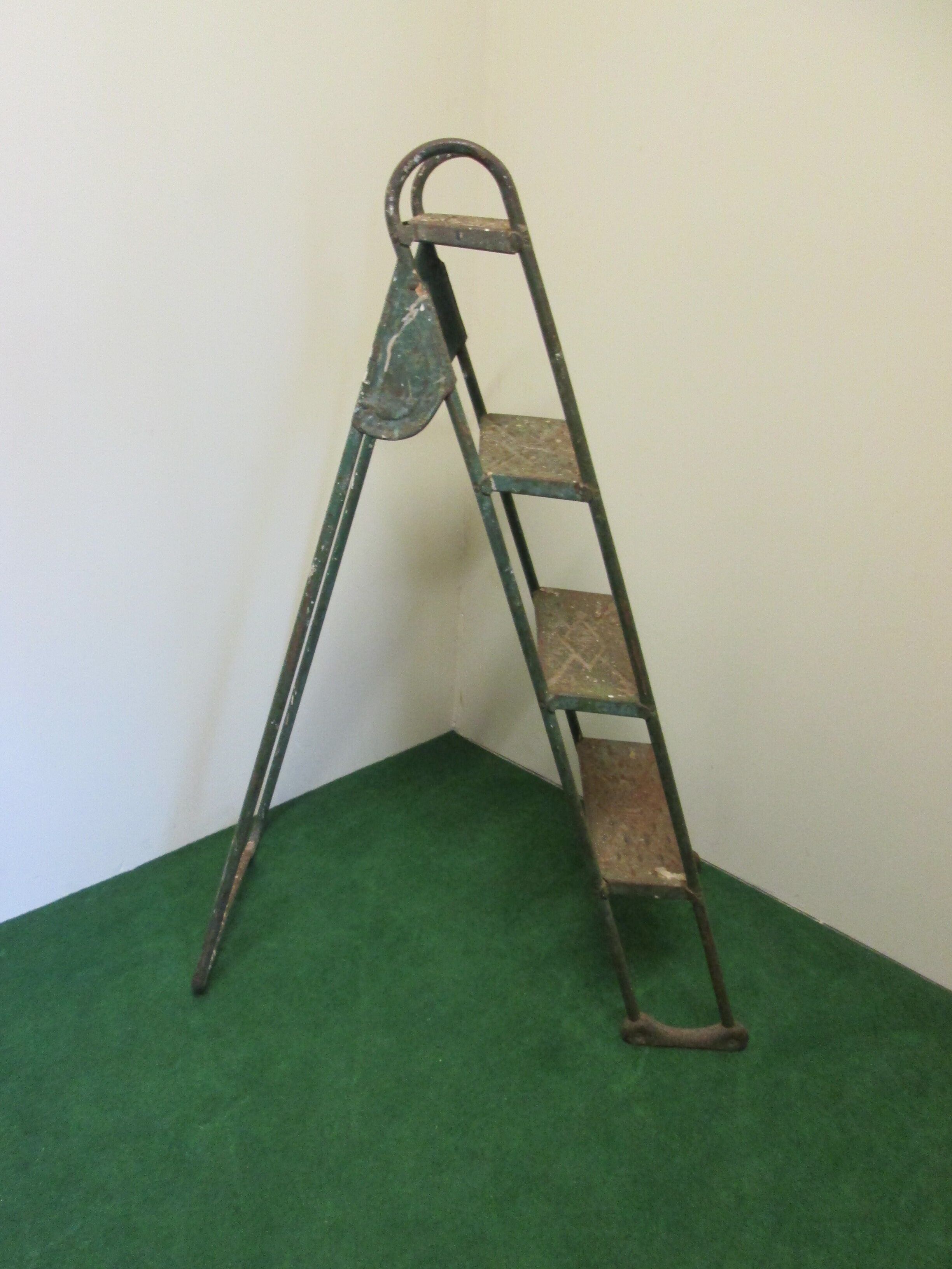 Industrial stepladder