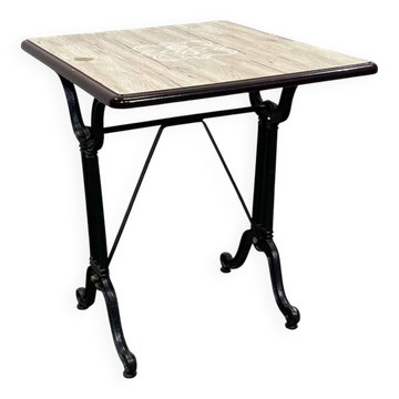 Bistro table with cast iron base - modern design