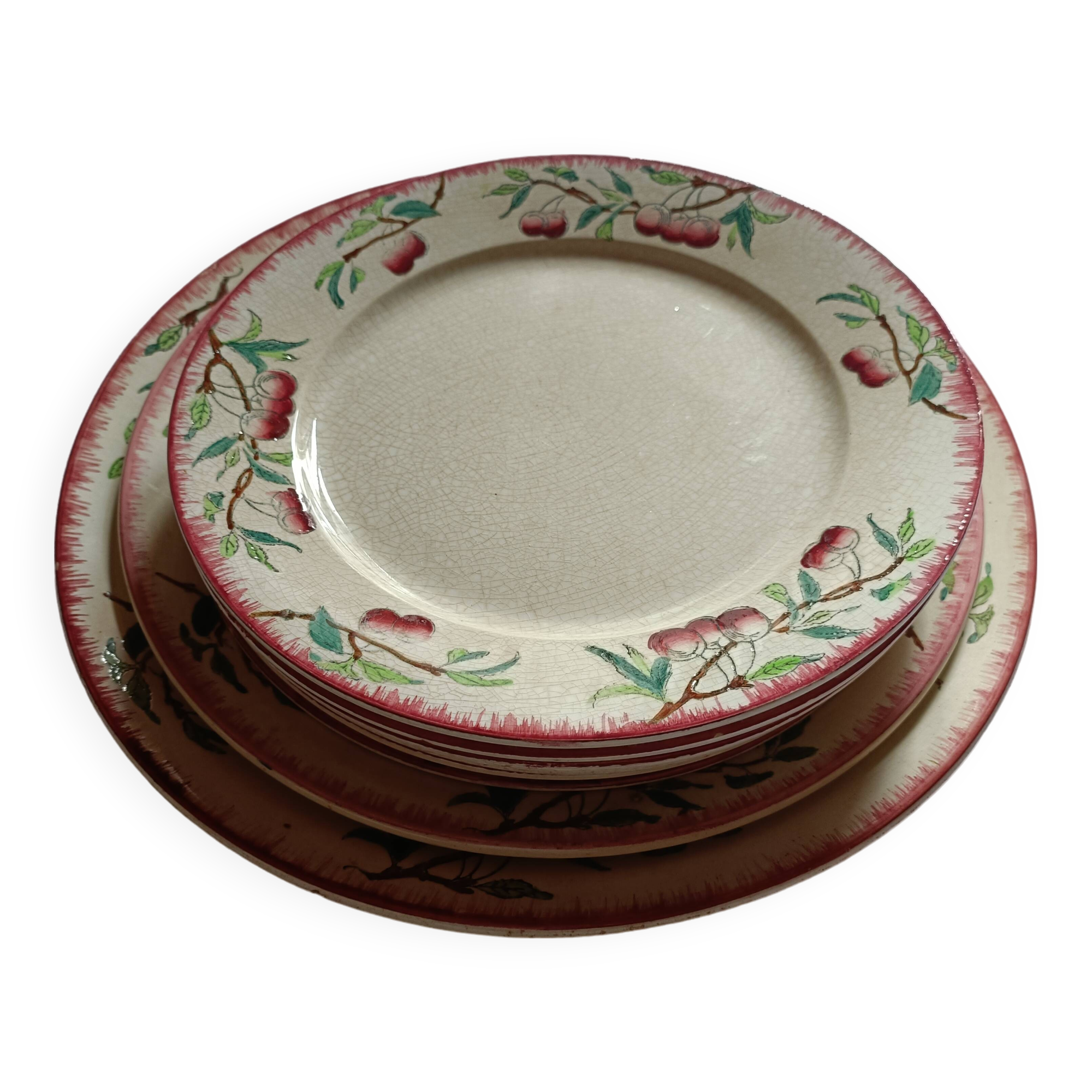 Rares, 6 assiettes et 2 grands plats Sarreguemines décor cerises