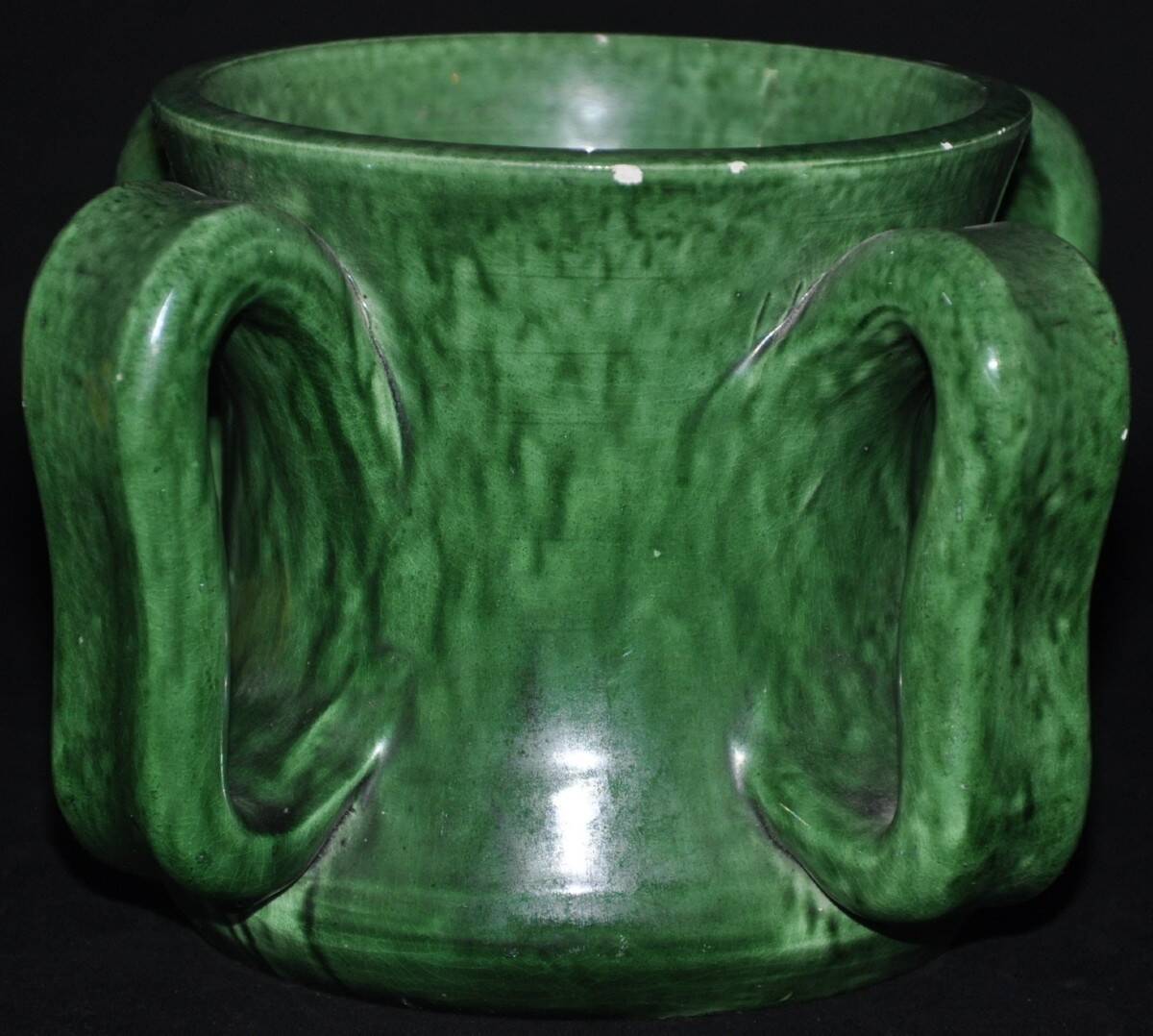 Vase en céramique verte à anses signé Atelier Madoura Vallauris
