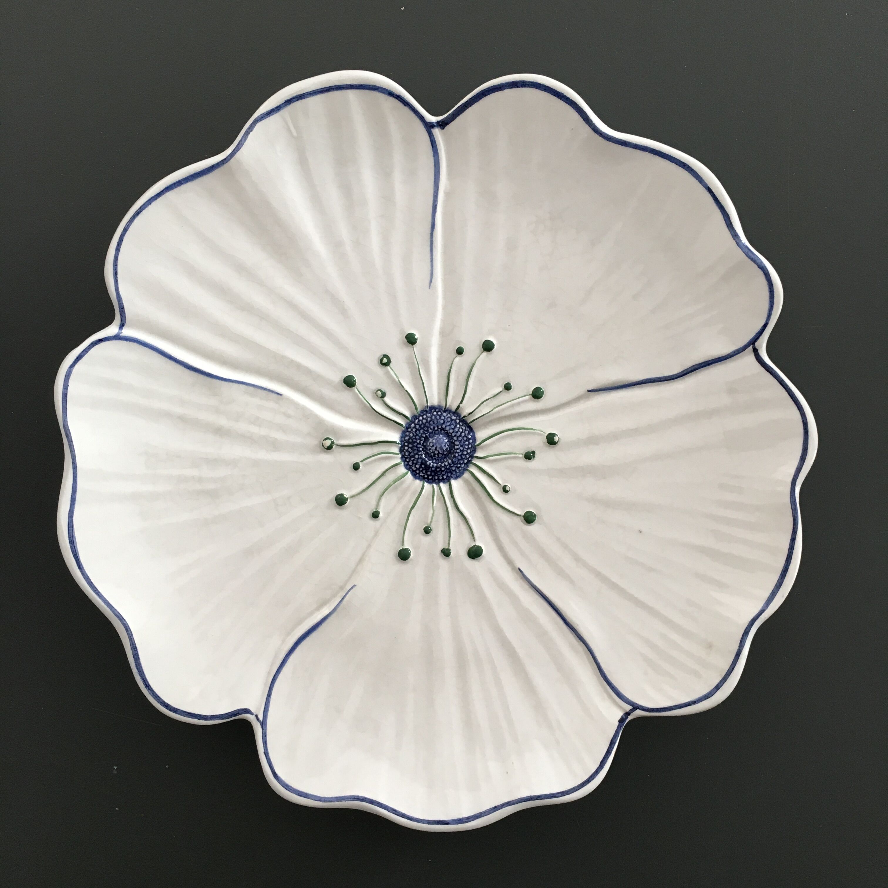 Flower plate in dabbling
