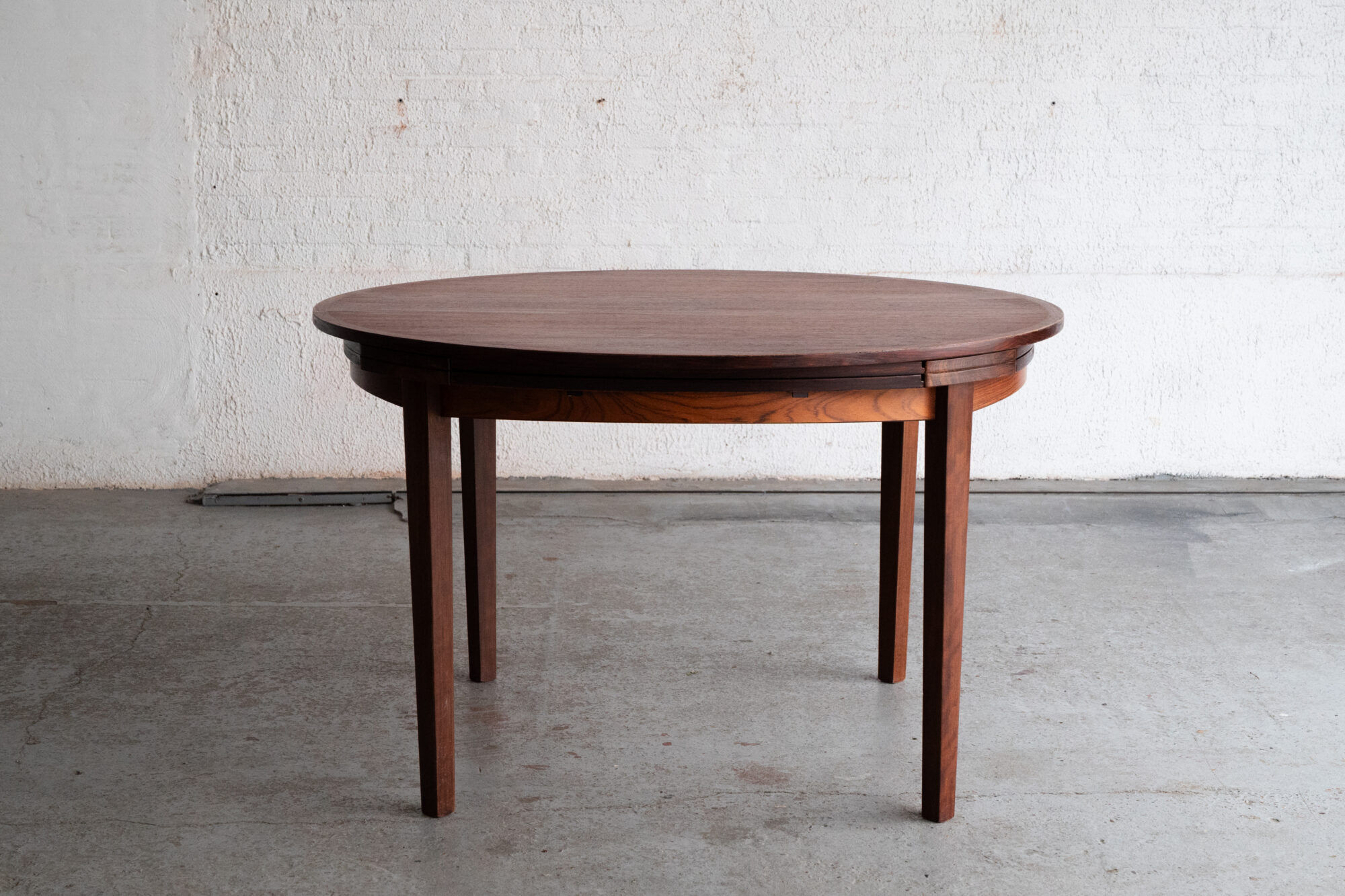Dining table 'Lotus' by Dyrlund