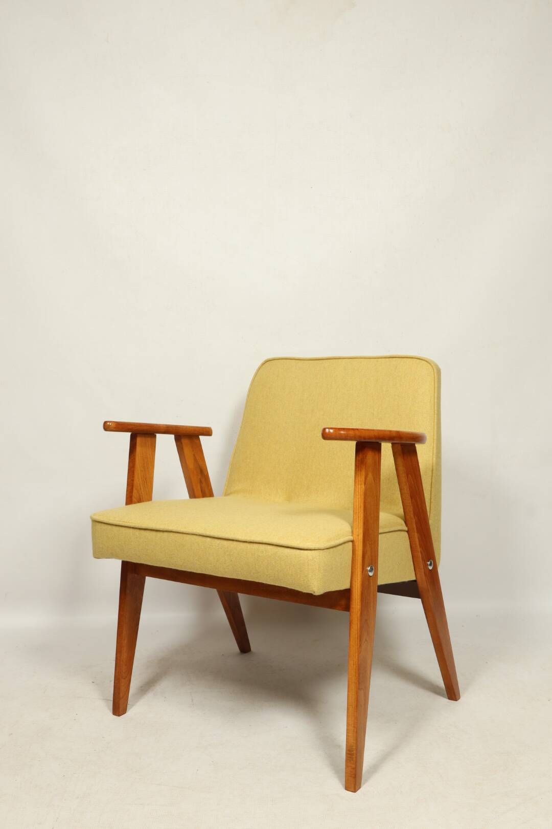 Fauteuil en laine jaune au design scandinave après rénovation