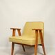 Fauteuil en laine jaune au design scandinave après rénovation