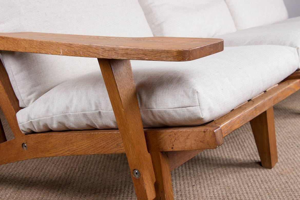 Danish sofa in solid oak and fabric, model GE375 by Hans Wegner 1960.
