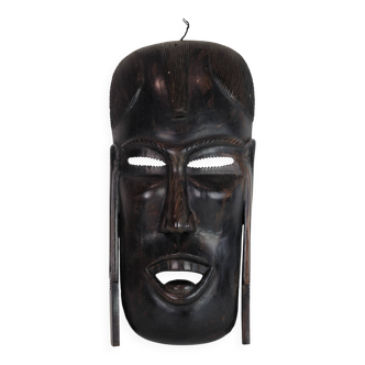 Masque africain sculpté à la main en bois foncé d'Afrique de l'Ouest