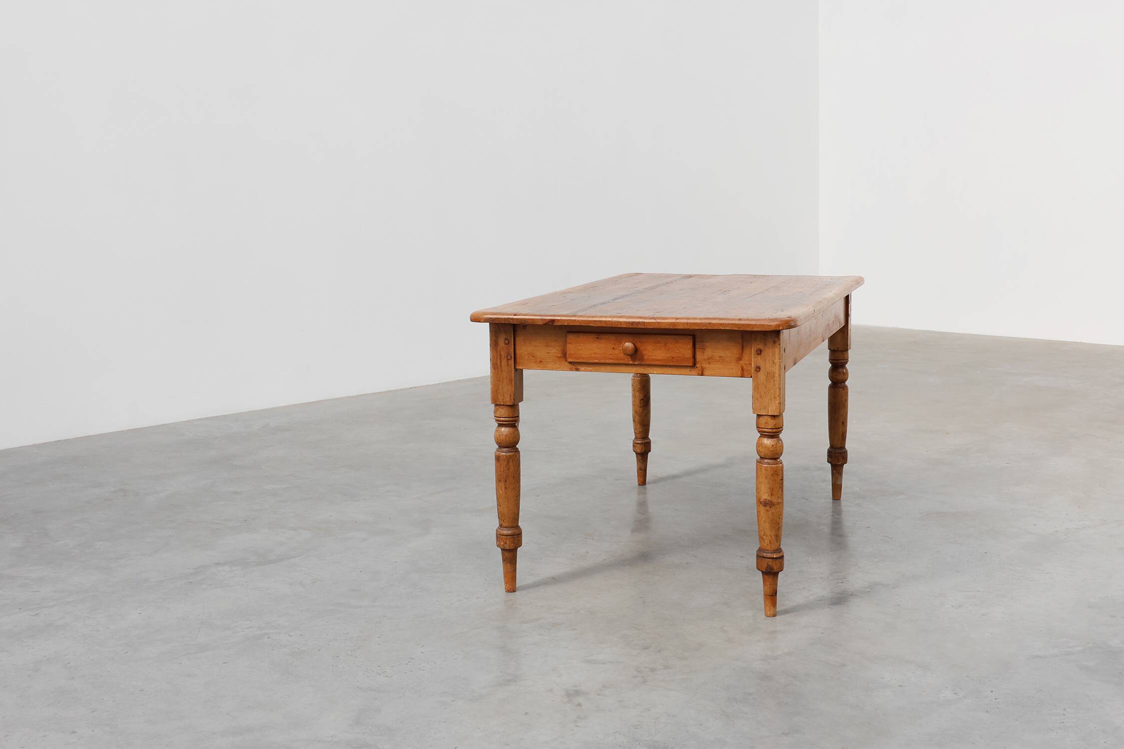 Table de ferme en pin ancien, France, fin du 19e siècle