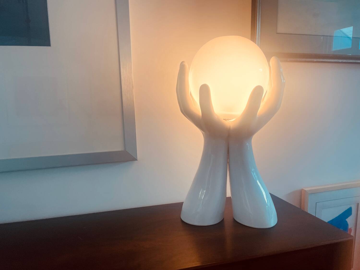 Lampe à main vintage en céramique blanche. France années 1970. Style Memphis