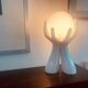 Lampe à main vintage en céramique blanche. France années 1970. Style Memphis