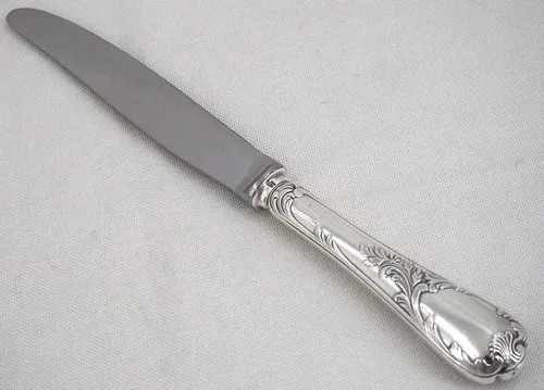 Christofle Marly, 12 silver-plated table knives, in excellent condition.