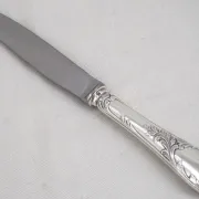 Christofle Marly, 12 silver-plated table knives, in excellent condition.