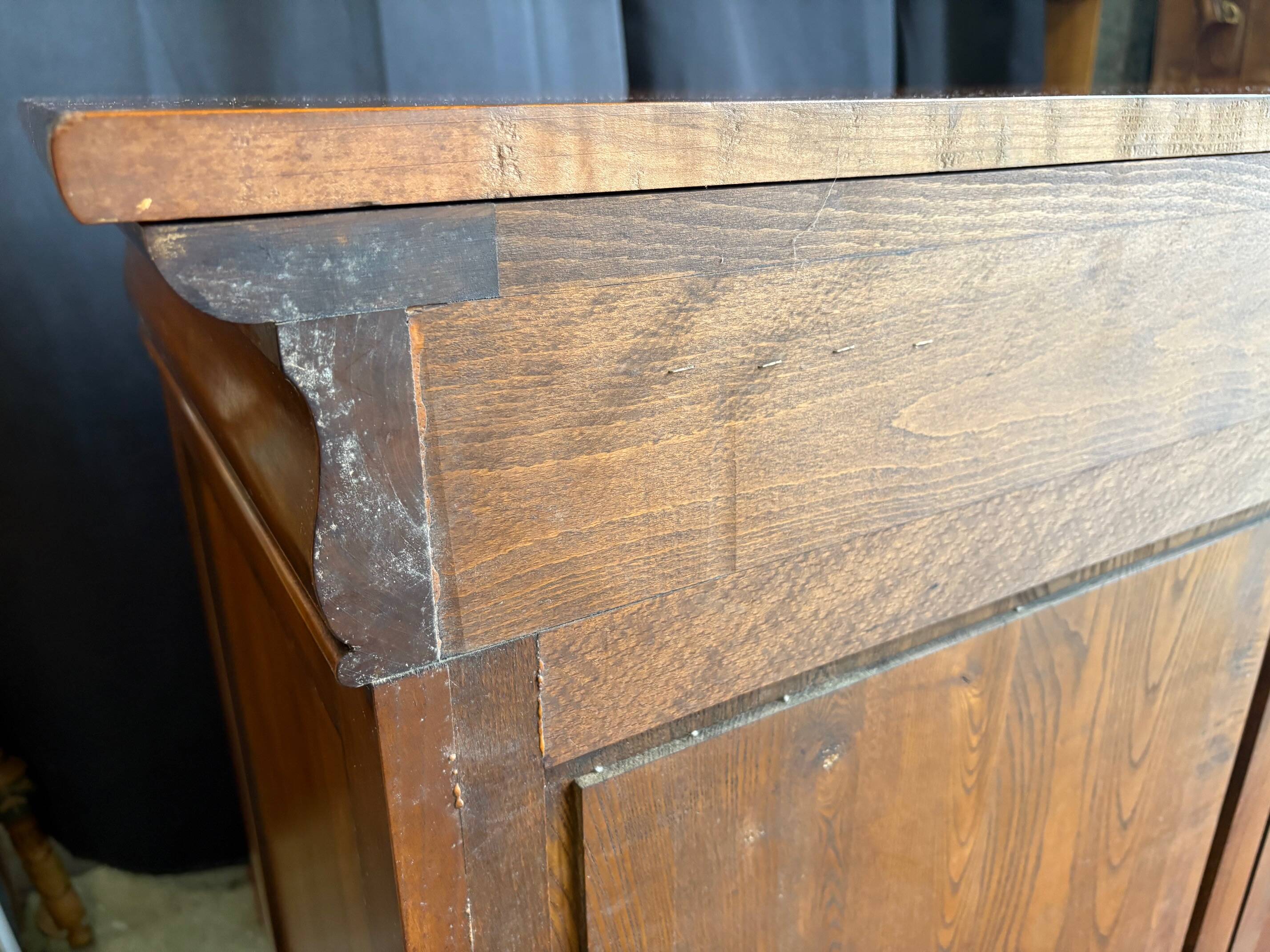 Commode style Louis-Philippe en bois massif