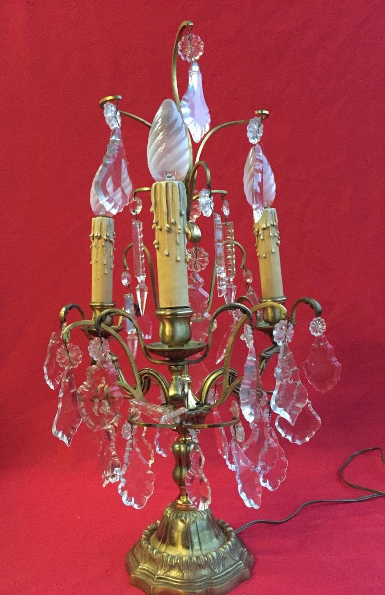 Paire de girandoles à pampilles cristal avec armature bronze