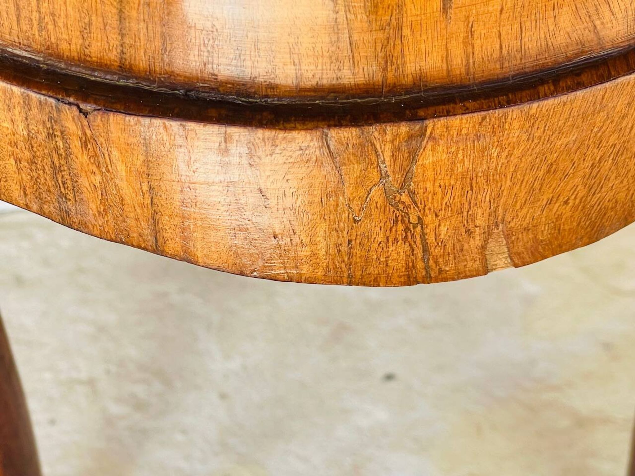 Commode style Louis XV en loupe d'orme et noyer
