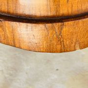 Commode style Louis XV en loupe d'orme et noyer