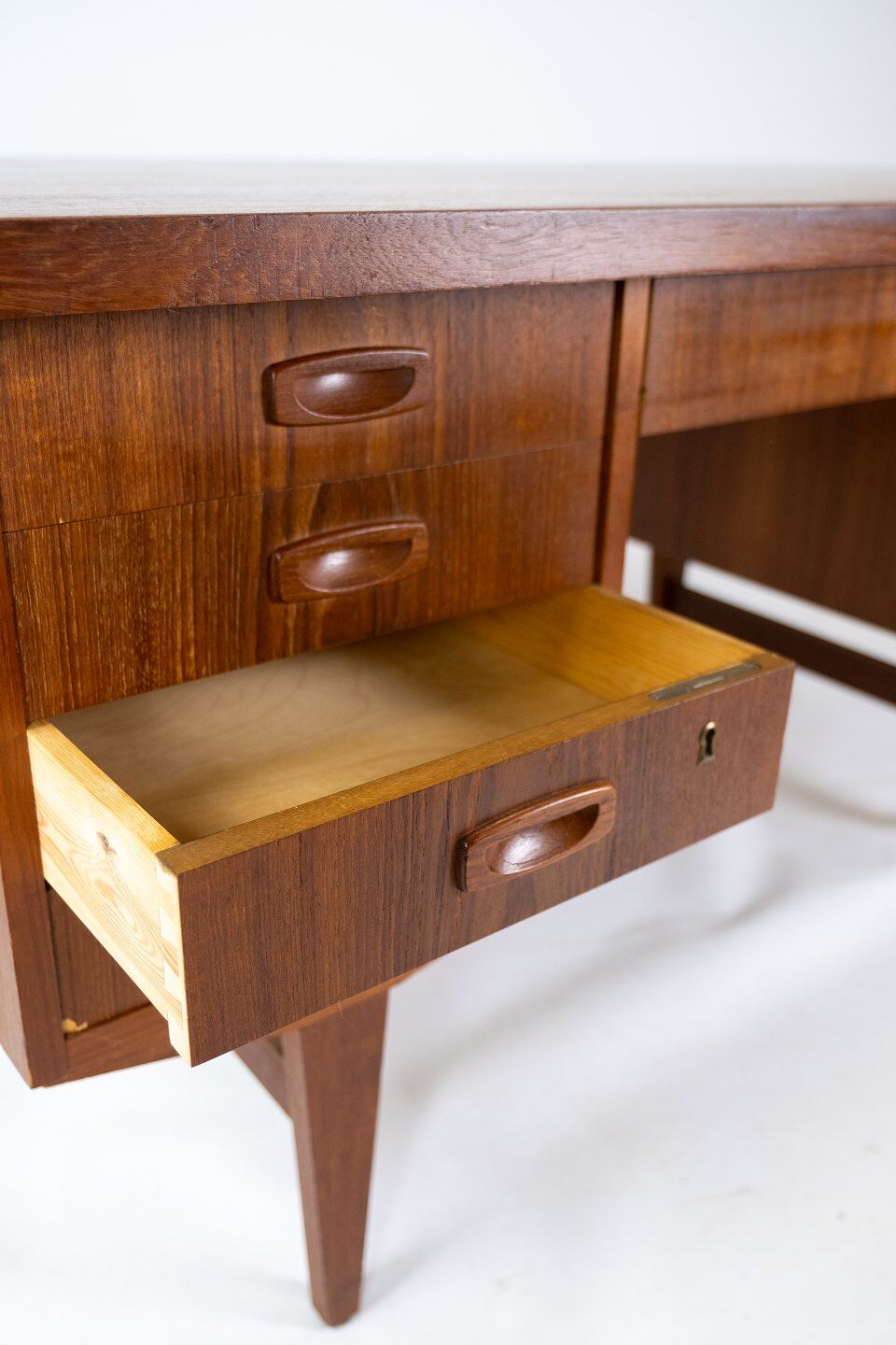 Desk in teak of danish design from the 1960s